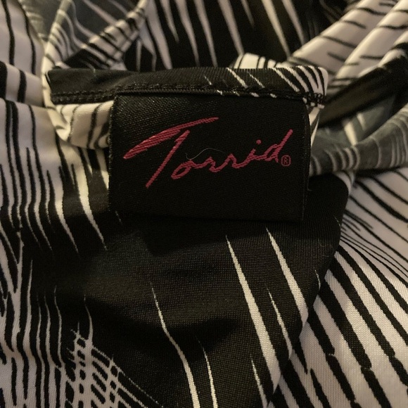 Vintage Torrid Black and White Tiger Stripe Blouse - Picture 2 of 3